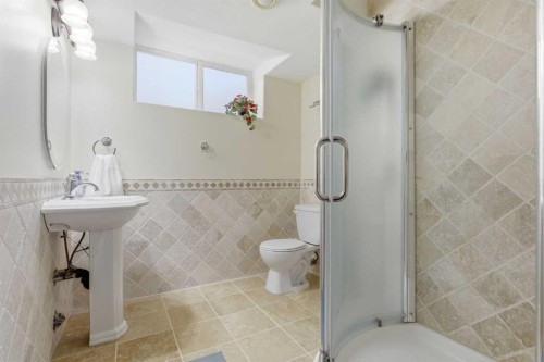 18 Royal Crest Way Nw, Calgary, AB - Indoor Photo Showing Bathroom