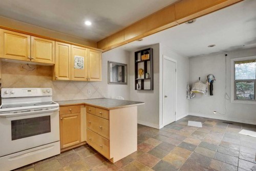 1468 Renfrew Drive Ne, Calgary, AB - Indoor Photo Showing Kitchen