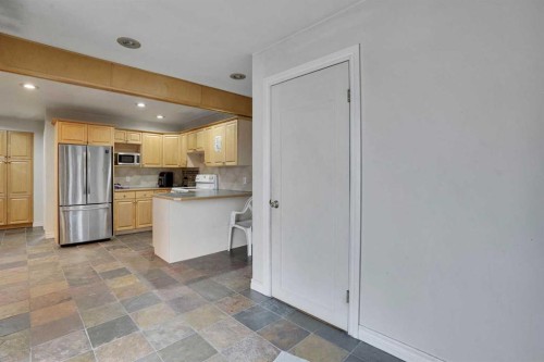 1468 Renfrew Drive Ne, Calgary, AB - Indoor Photo Showing Kitchen