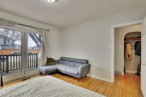 1468 Renfrew Drive Ne, Calgary, AB - Indoor Photo Showing Living Room