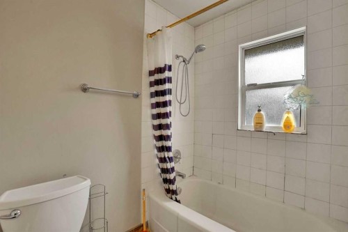 1468 Renfrew Drive Ne, Calgary, AB - Indoor Photo Showing Bathroom