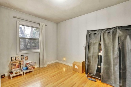 1468 Renfrew Drive Ne, Calgary, AB - Indoor Photo Showing Other Room