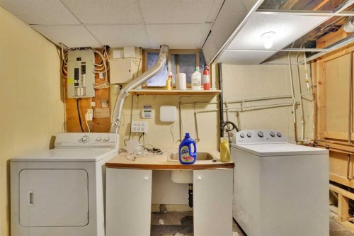 1468 Renfrew Drive Ne, Calgary, AB - Indoor Photo Showing Laundry Room