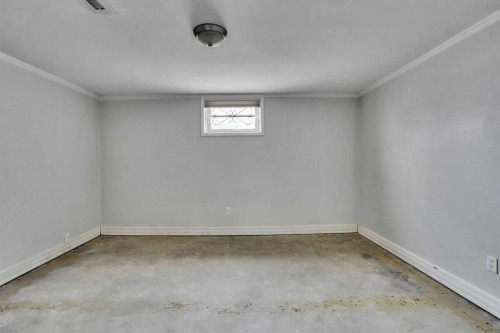 1468 Renfrew Drive Ne, Calgary, AB - Indoor Photo Showing Other Room