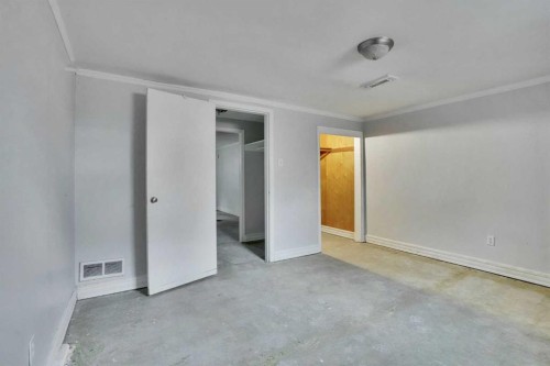1468 Renfrew Drive Ne, Calgary, AB - Indoor Photo Showing Other Room