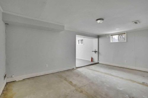 1468 Renfrew Drive Ne, Calgary, AB - Indoor Photo Showing Garage