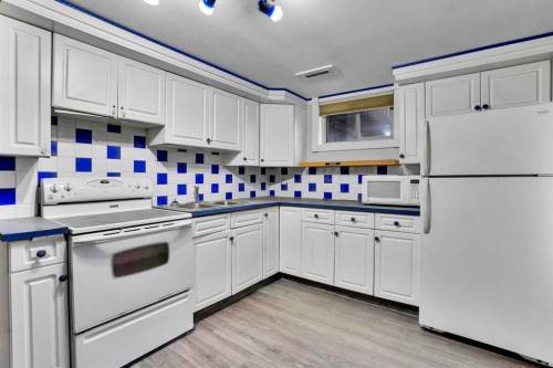 1468 Renfrew Drive Ne, Calgary, AB - Indoor Photo Showing Kitchen