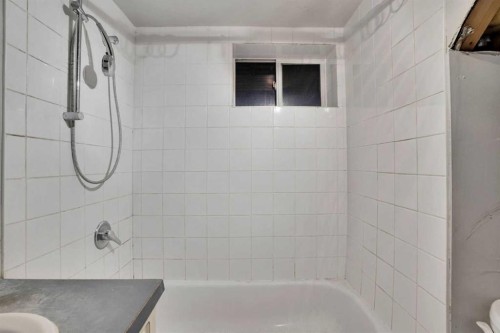 1468 Renfrew Drive Ne, Calgary, AB - Indoor Photo Showing Bathroom