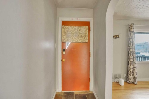 1468 Renfrew Drive Ne, Calgary, AB - Indoor Photo Showing Other Room