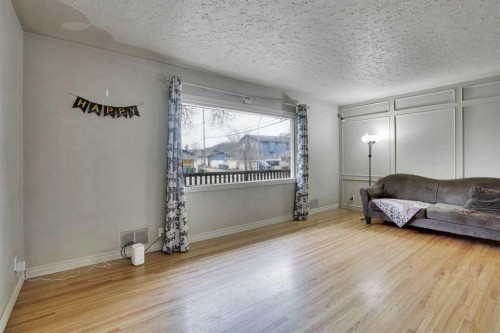 1468 Renfrew Drive Ne, Calgary, AB - Indoor Photo Showing Living Room