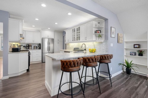 3144 Breen Crescent Nw, Calgary, AB - Indoor Photo Showing Kitchen With Upgraded Kitchen