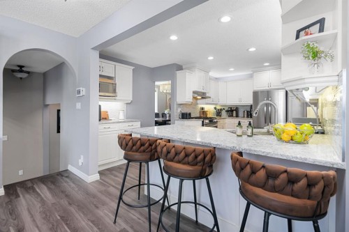 3144 Breen Crescent Nw, Calgary, AB - Indoor Photo Showing Kitchen With Upgraded Kitchen