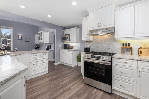 3144 Breen Crescent Nw, Calgary, AB - Indoor Photo Showing Kitchen