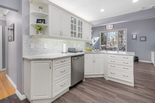3144 Breen Crescent Nw, Calgary, AB - Indoor Photo Showing Kitchen With Upgraded Kitchen