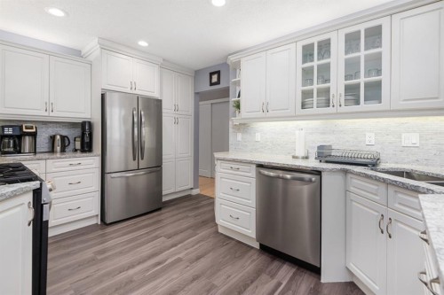 3144 Breen Crescent Nw, Calgary, AB - Indoor Photo Showing Kitchen With Upgraded Kitchen