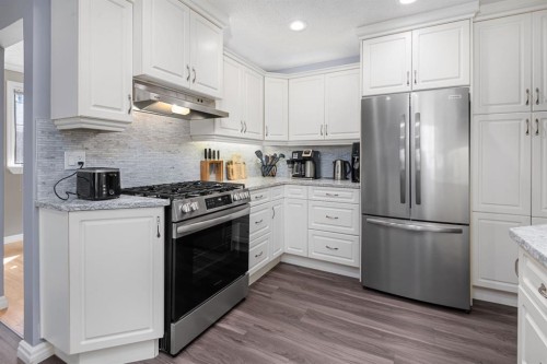 3144 Breen Crescent Nw, Calgary, AB - Indoor Photo Showing Kitchen