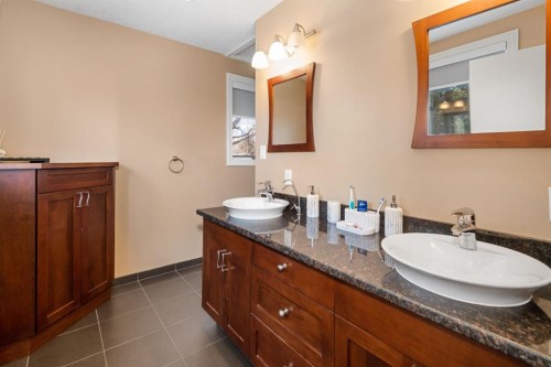 3144 Breen Crescent Nw, Calgary, AB - Indoor Photo Showing Bathroom
