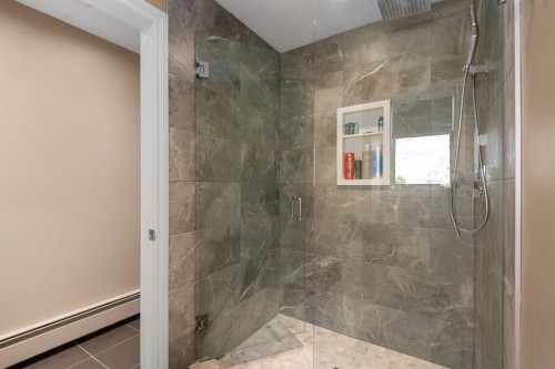 3144 Breen Crescent Nw, Calgary, AB - Indoor Photo Showing Bathroom
