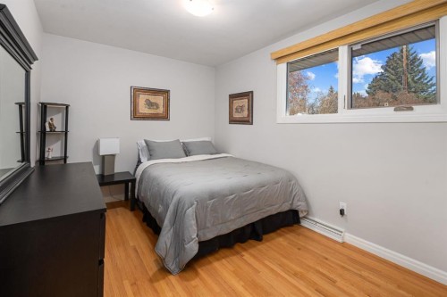 3144 Breen Crescent Nw, Calgary, AB - Indoor Photo Showing Bedroom
