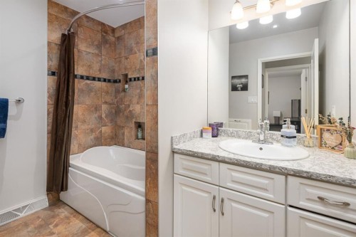 3144 Breen Crescent Nw, Calgary, AB - Indoor Photo Showing Bathroom