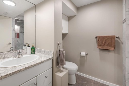 3144 Breen Crescent Nw, Calgary, AB - Indoor Photo Showing Bathroom