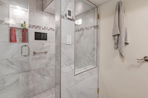 3144 Breen Crescent Nw, Calgary, AB - Indoor Photo Showing Bathroom