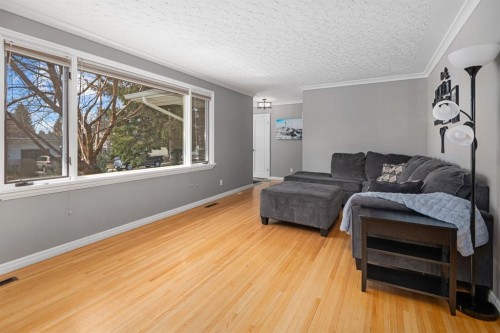 3144 Breen Crescent Nw, Calgary, AB - Indoor Photo Showing Living Room