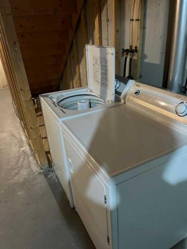 138 Saddlebrook Point Ne, Calgary, AB - Indoor Photo Showing Laundry Room