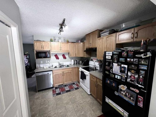 138 Saddlebrook Point Ne, Calgary, AB - Indoor Photo Showing Kitchen