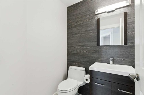 15 Springbank View Sw, Calgary, AB - Indoor Photo Showing Bathroom