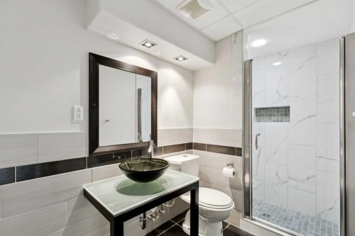 15 Springbank View Sw, Calgary, AB - Indoor Photo Showing Bathroom