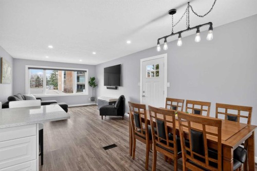 252 Allan Crescent Se, Calgary, AB - Indoor Photo Showing Dining Room