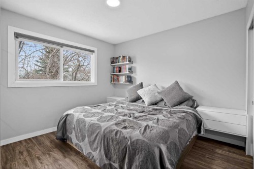 252 Allan Crescent Se, Calgary, AB - Indoor Photo Showing Bedroom