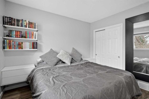 252 Allan Crescent Se, Calgary, AB - Indoor Photo Showing Bedroom