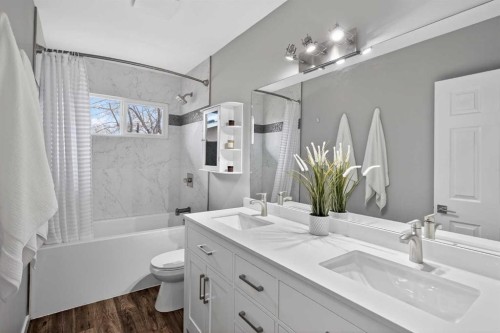 252 Allan Crescent Se, Calgary, AB - Indoor Photo Showing Bathroom
