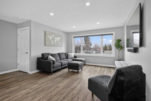 252 Allan Crescent Se, Calgary, AB - Indoor Photo Showing Living Room