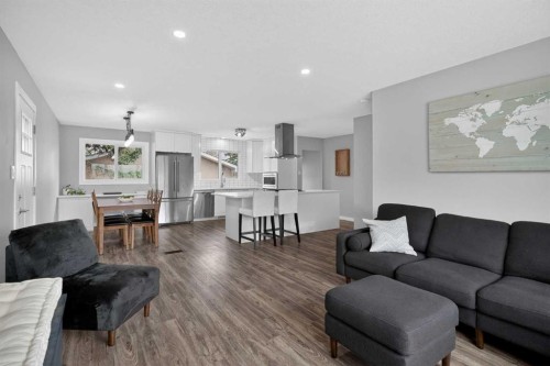 252 Allan Crescent Se, Calgary, AB - Indoor Photo Showing Living Room