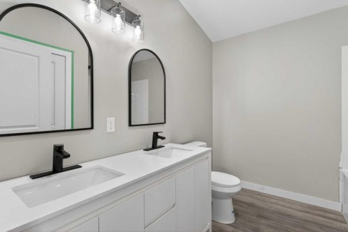 #14-320 7 Avenue Ne, Three Hills, AB - Indoor Photo Showing Bathroom