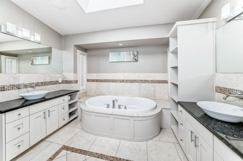 55 Aspen Meadows Green Sw, Calgary, AB - Indoor Photo Showing Bathroom