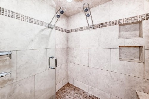 55 Aspen Meadows Green Sw, Calgary, AB - Indoor Photo Showing Bathroom