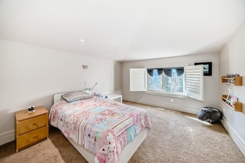 55 Aspen Meadows Green Sw, Calgary, AB - Indoor Photo Showing Bedroom