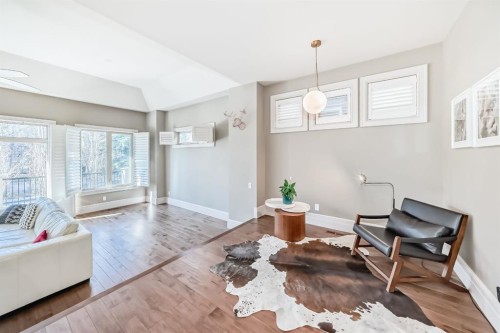 55 Aspen Meadows Green Sw, Calgary, AB - Indoor Photo Showing Living Room