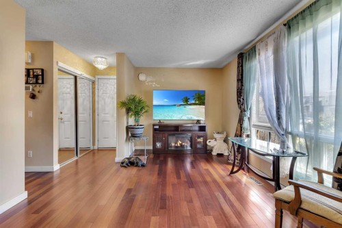4811 60 Street Ne, Calgary, AB - Indoor Photo Showing Other Room