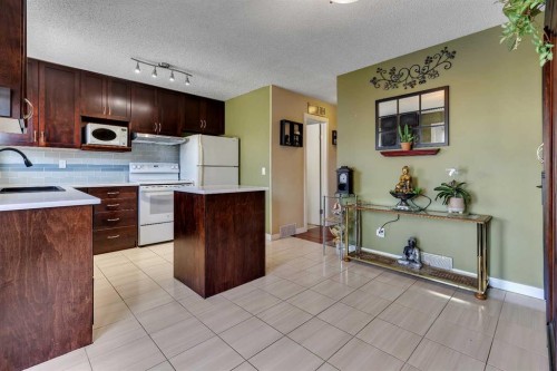 4811 60 Street Ne, Calgary, AB - Indoor Photo Showing Kitchen