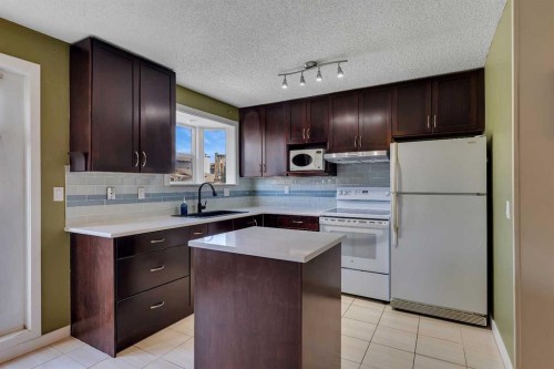 4811 60 Street Ne, Calgary, AB - Indoor Photo Showing Kitchen