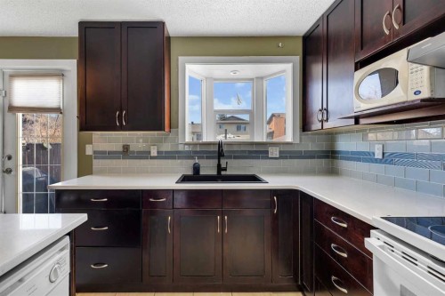 4811 60 Street Ne, Calgary, AB - Indoor Photo Showing Kitchen