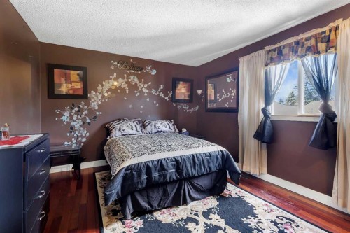 4811 60 Street Ne, Calgary, AB - Indoor Photo Showing Bedroom