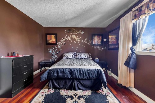 4811 60 Street Ne, Calgary, AB - Indoor Photo Showing Bedroom