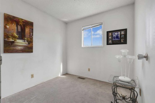 4811 60 Street Ne, Calgary, AB - Indoor Photo Showing Other Room