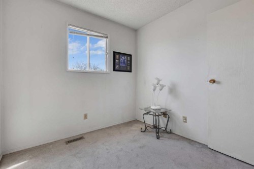 4811 60 Street Ne, Calgary, AB - Indoor Photo Showing Other Room